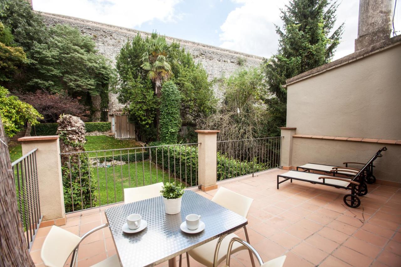 Gardens of Roman wall N10 - B&B Girona