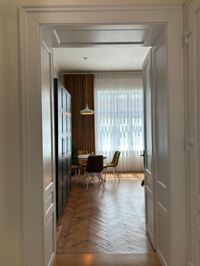Yellow studio - self check in - Chambres d'hôtes Oradea
