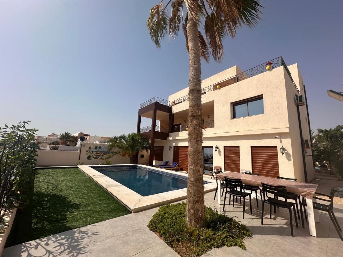 Luxury Sea View Villa with 2 Pools - B&B Zarzis