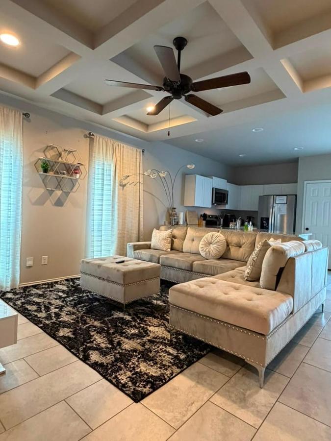Gorgeous, Brand New 3 Bedrooms Home- Near Lackland AFB & SeaWorld - Bed and Breakfast San Antonio