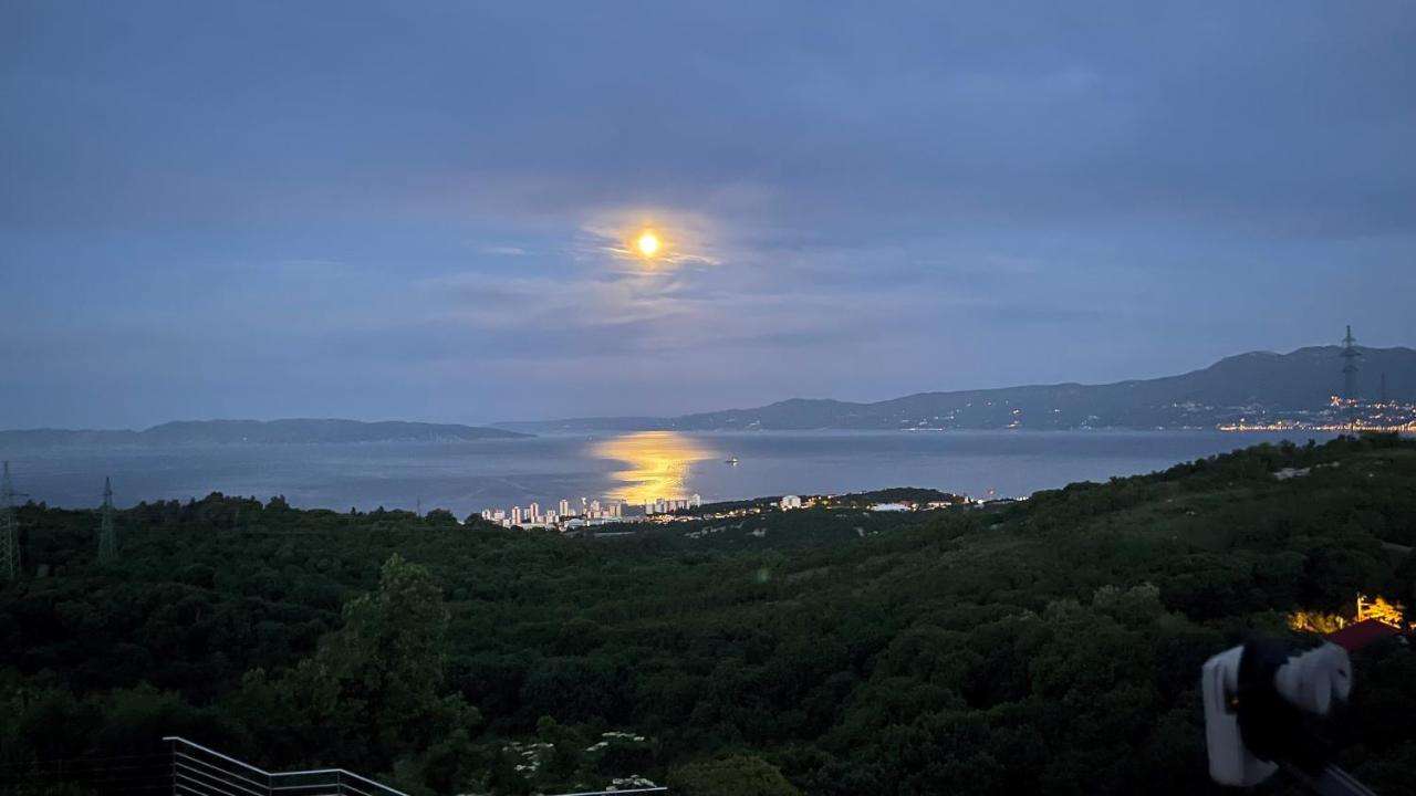 Terra Magica Deluxe Sea View Apartment or Room with Free Parking - Chambres d'hôtes Rijeka