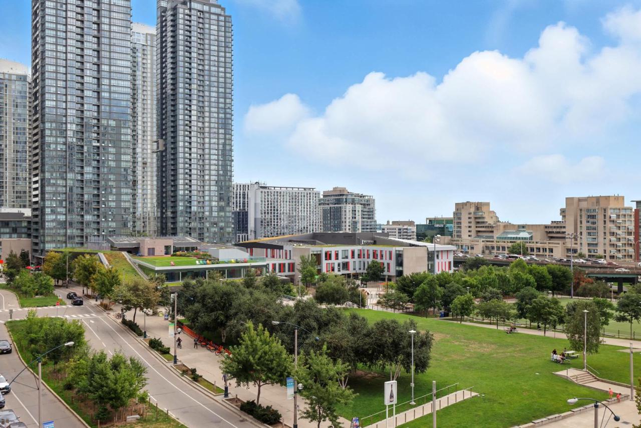 Modern 2BR Condo Stunning Views Walk Everywhere - Bed and Breakfast Toronto