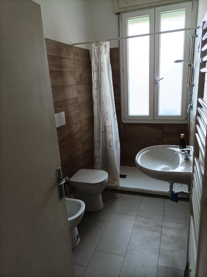 Stanza privata in appartamento Treviso vicino stazione e centro storico - comfort base, essenziale, semplice - no hotel - Chambres d'hôtes Trévise