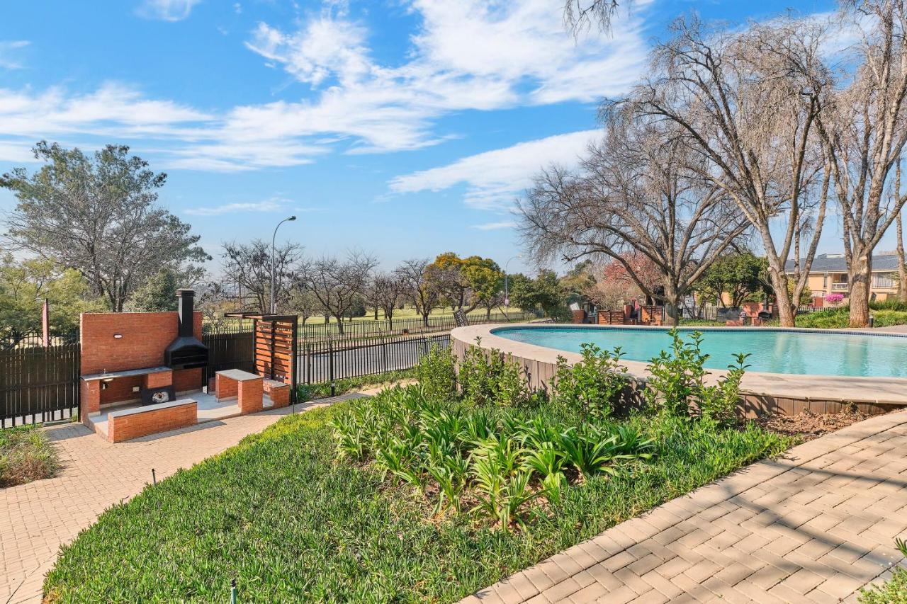 Chic Studio Apt-Central location to Sandton City, Melrose Arch and Rosebank with Pool, Gym and Office Spaces - Self Check In - B&B Johannesburg