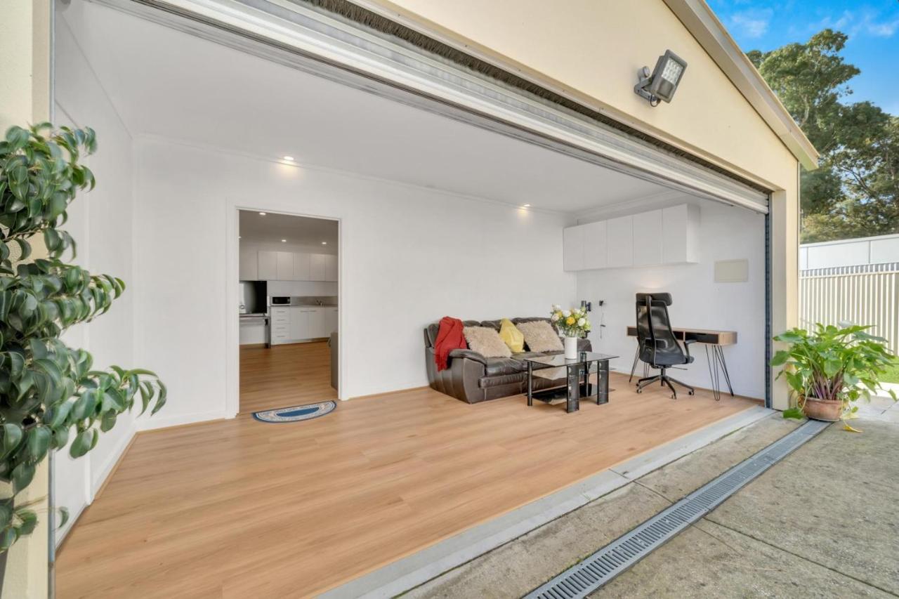 11 Guests, 6BR, 5 plus 1 Self Contained Granny Flat, 3 Kitchens, Hiking - Bed and Breakfast Adelaide
