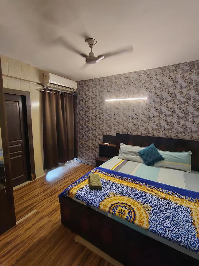 2BHK 65TV,FullyAC,family,Unmarried Couple,WFO Friendly peacefull place - B&B Noida