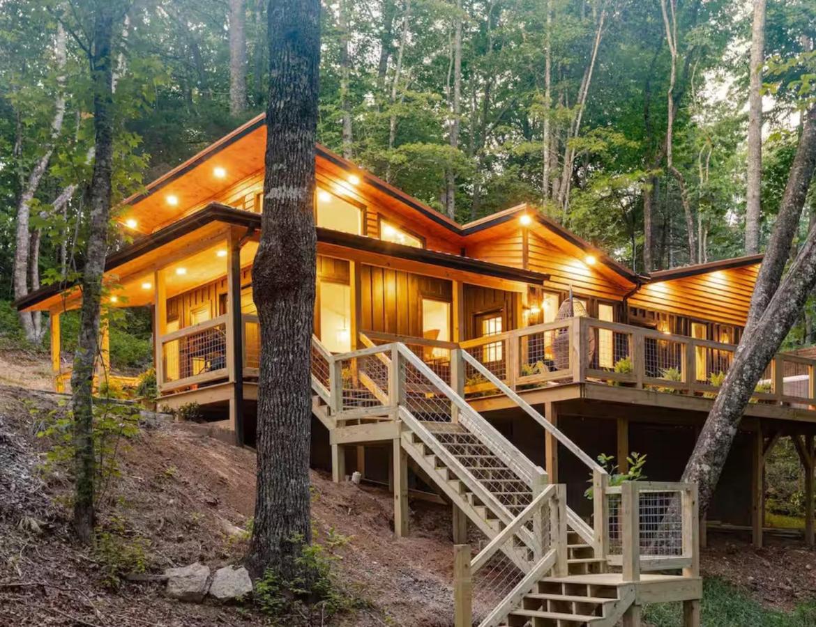 The Onyx - Walk to Falls, Hot Tub, Resort Access, Luxe Approved - B&B Sapphire