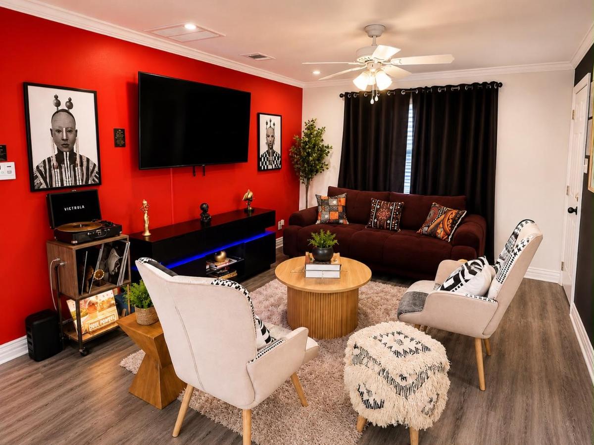 3BR Houston with Grill, Hot Tub and Game Room near NRG, Downtown and Hobby Airport - B&B Houston