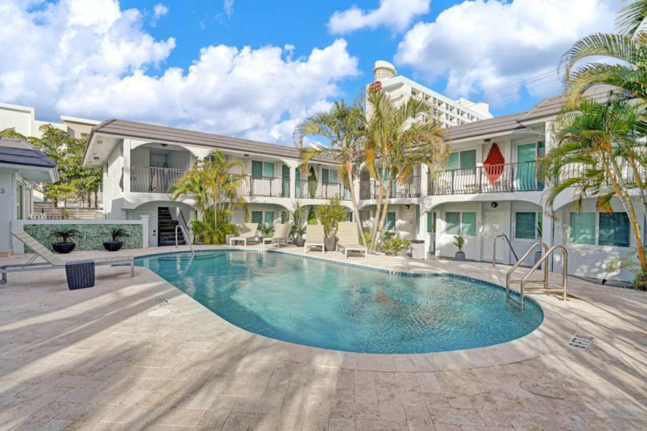 Modern Beach Retreat, Steps to Sand and Pool, Sleeps 8 - B&B Pompano Beach