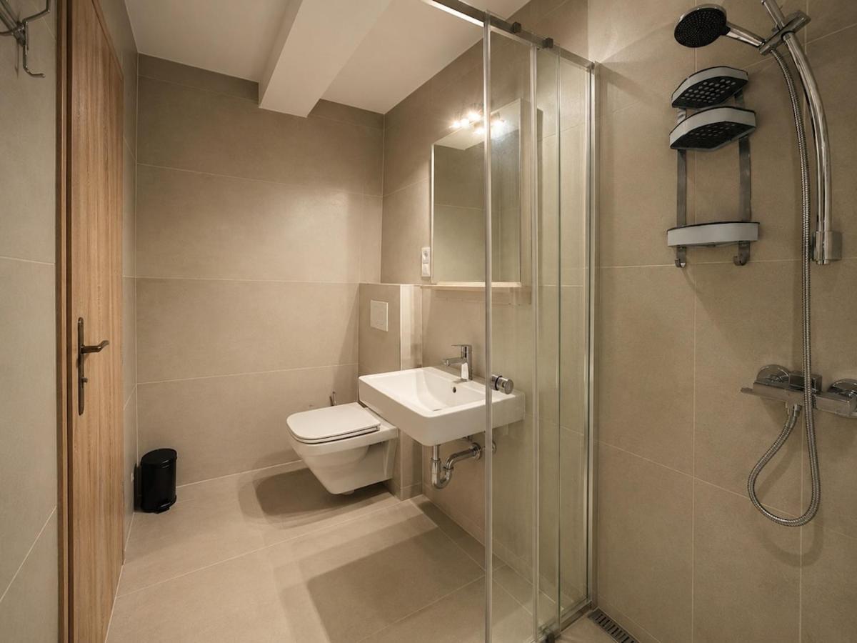 Prague Airport Studio with Kitchenette & Terrace - KindstaySuites - B&B Tuchoměřice