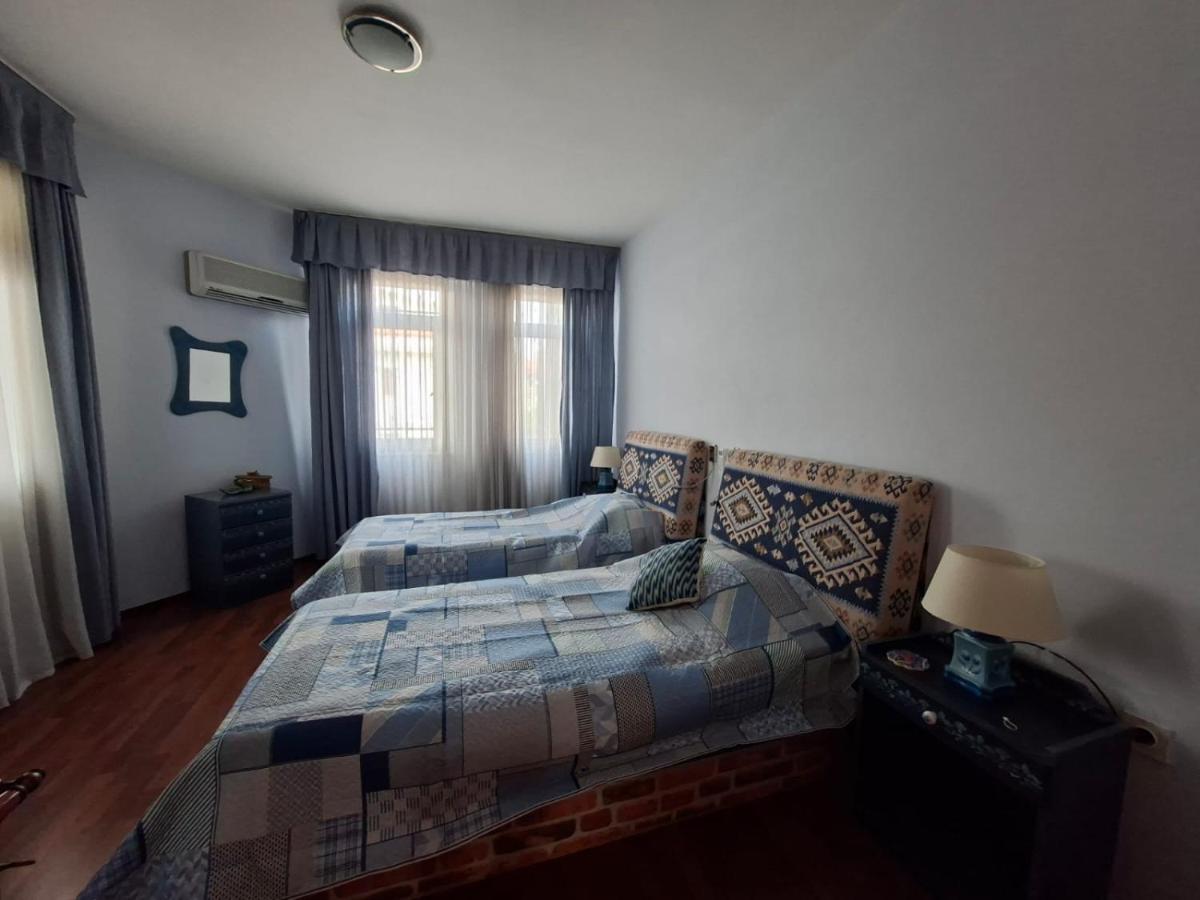 Doppel-/Zweibettzimmer mit Balkon