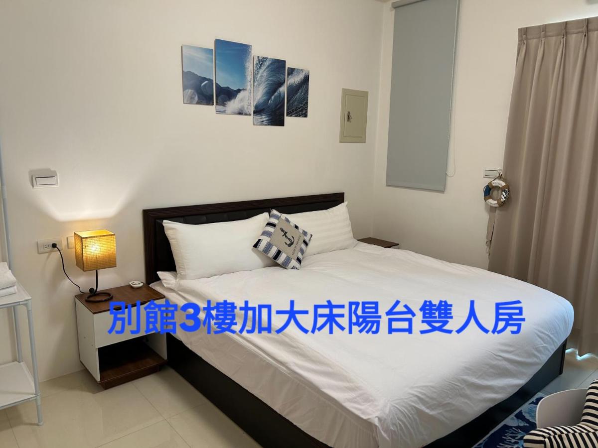 Habitación con cama grande y balcón