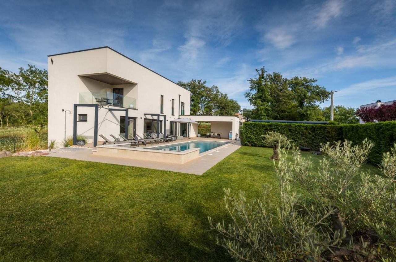 Villa Luce Verde by Villsy - with pool, sauna and jacuzzi - B&B Kirmenjak