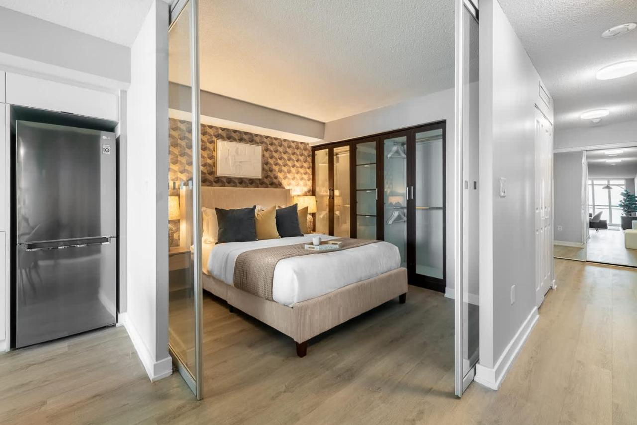 Modern Condo w Skyline Views Near CN Tower - Ferienwohnung Toronto