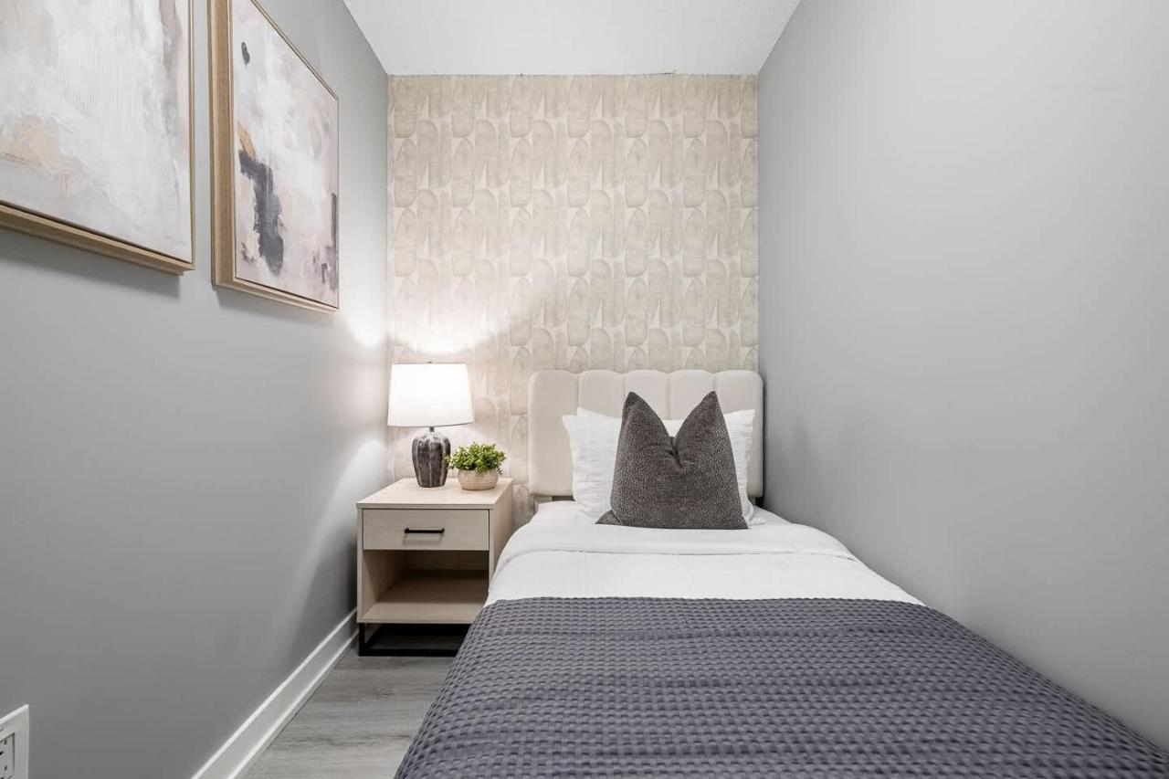 Modern Condo w Skyline Views Near CN Tower - Ferienwohnung Toronto