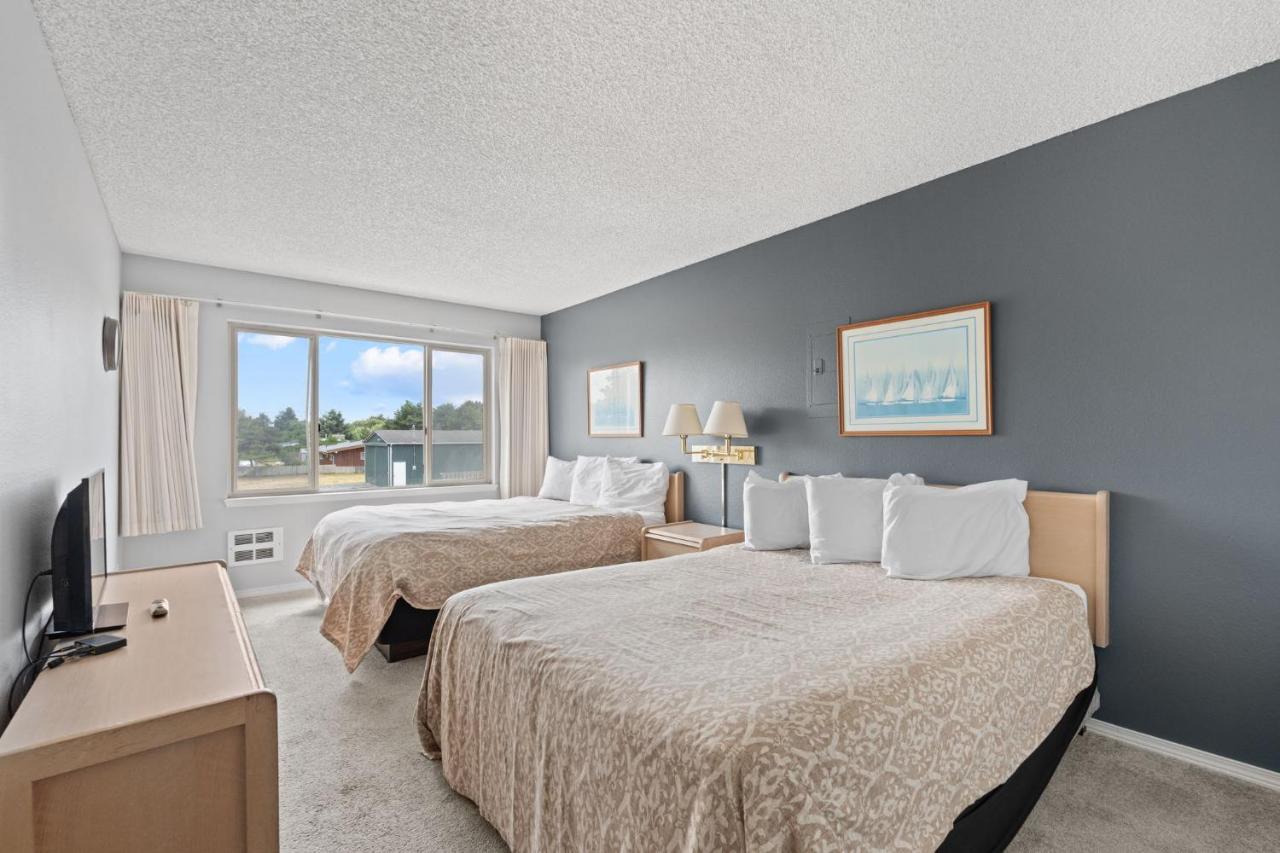 Pet-Friendly Family Suite - Kitchen and Fireplace - Pool and Hot Tub - Bed and Breakfast Ocean Shores