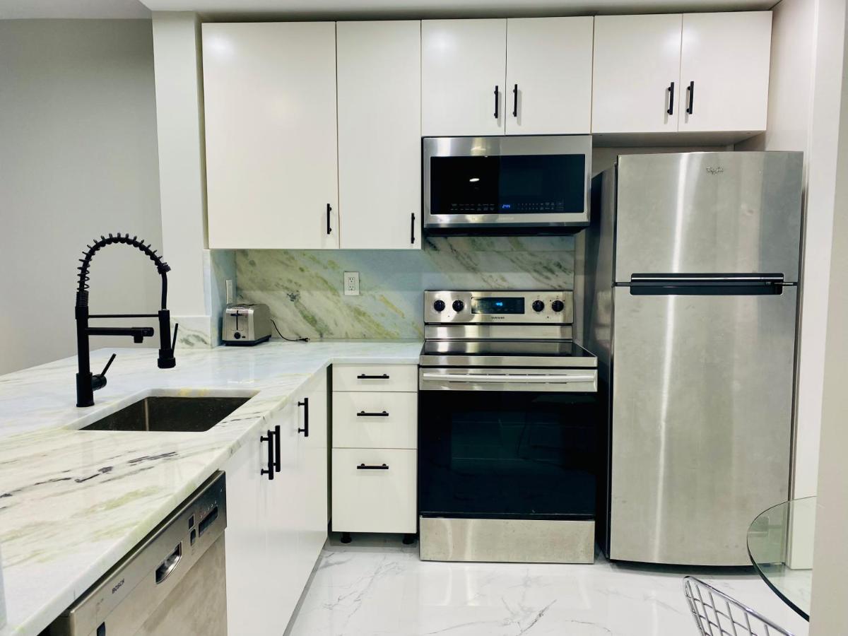 Stylish 1BR 2BA Condo 1Block to Aventura Mall - Chambres d'hôtes Aventura