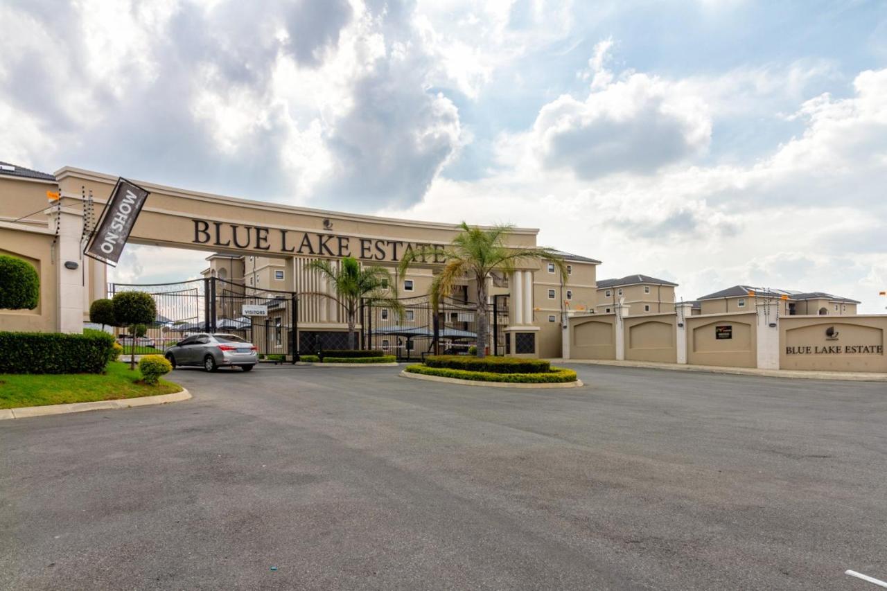 #AlimamaSpaces Blue Lake Serenity with full water backup - Bed and Breakfast Midrand