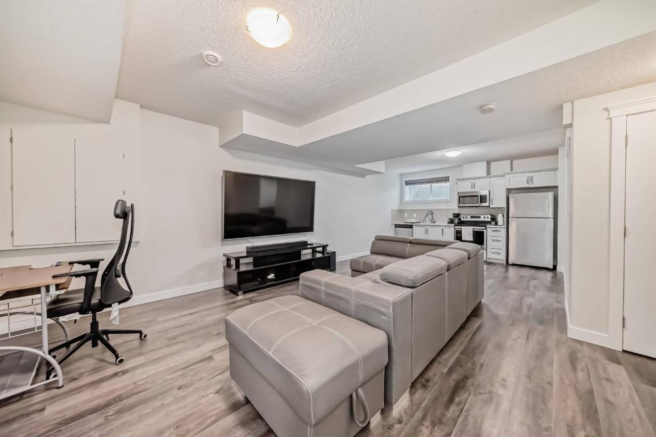 Luxurious Basement Hidden Oasis - B&B Edmonton