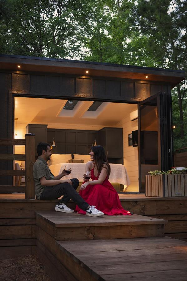 Luxury tiny house with hot tub and private deck! - Ferienwohnung Guntersville