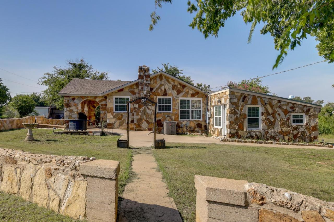 Texas Hill Country Home: Quiet Yard + Patio - B&B Richland Springs