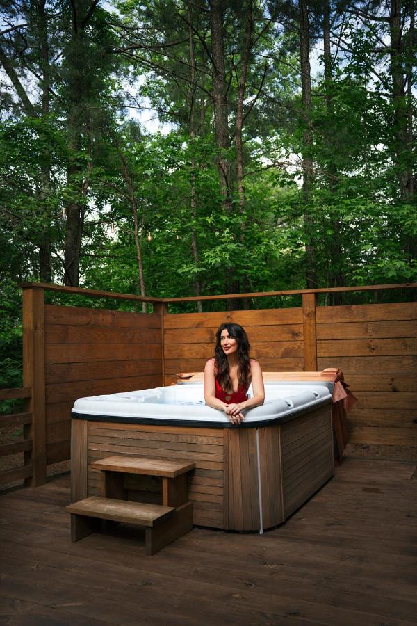 Glamping cabin with private deck and hot tub! - B&B Guntersville