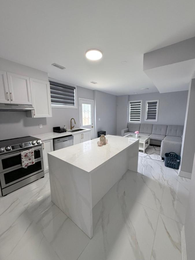 Walk to the Falls 3BR Retreat Free Parking - Bed and Breakfast Niagara Falls