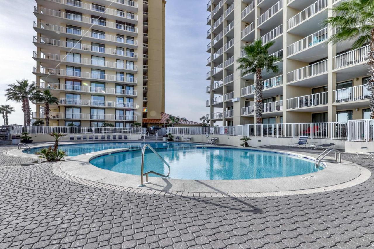 Gulf-front getaway with pool hot tub athletic courts & central AC - Chambres d'hôtes Orange Beach