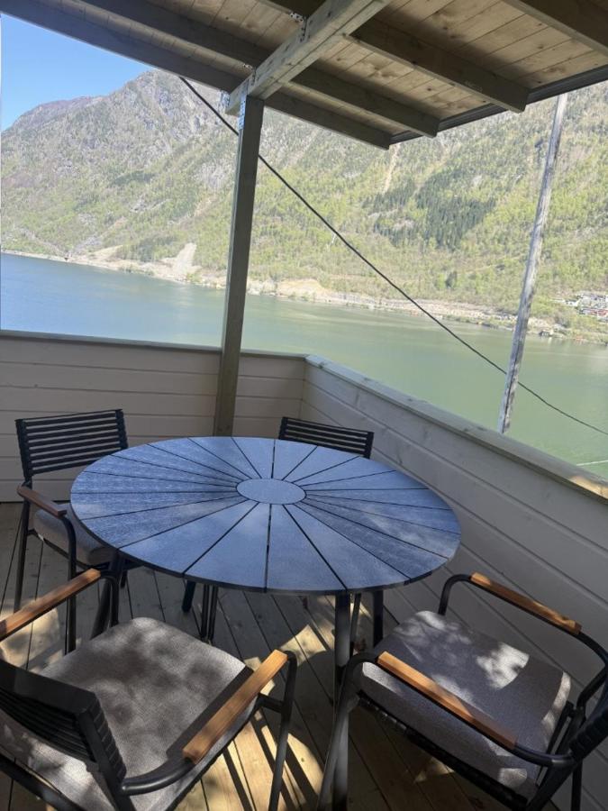 Newly Renovated apartment with Spectacular Fjord Views - Bed and Breakfast Odda