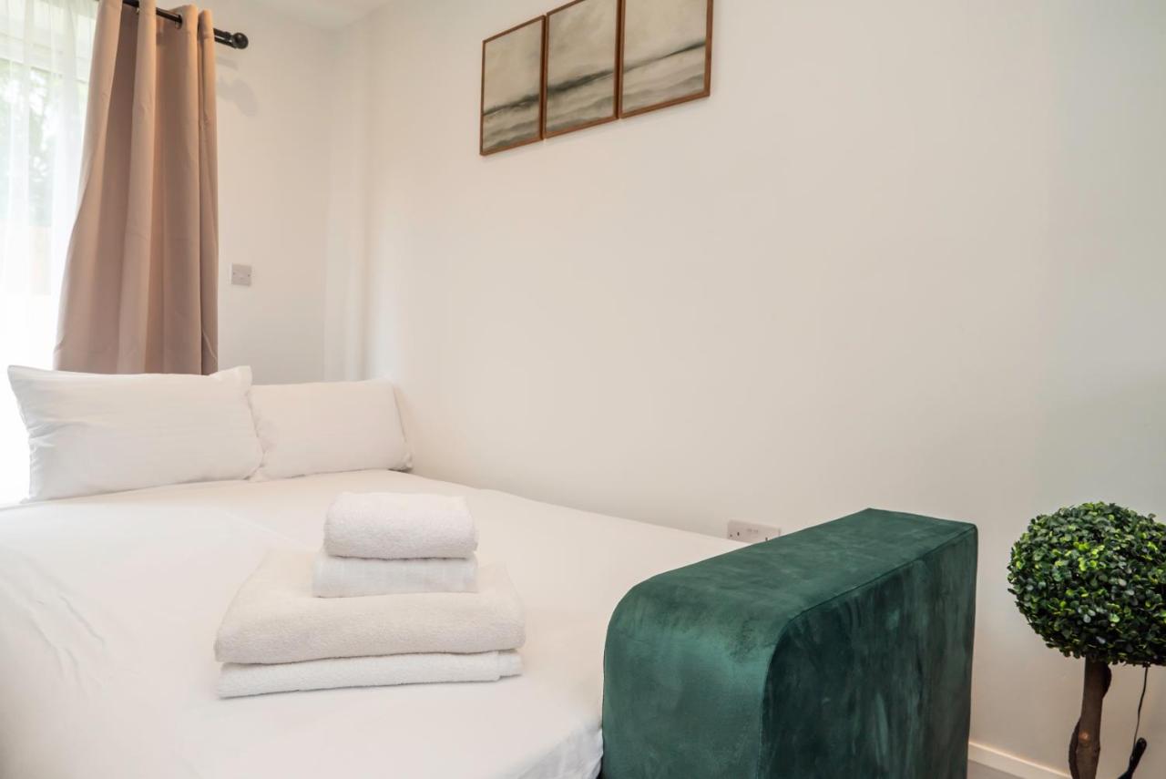 Big Group House 5 Bed 3 Bath Parking 12PPL - Bed and Breakfast Rugby