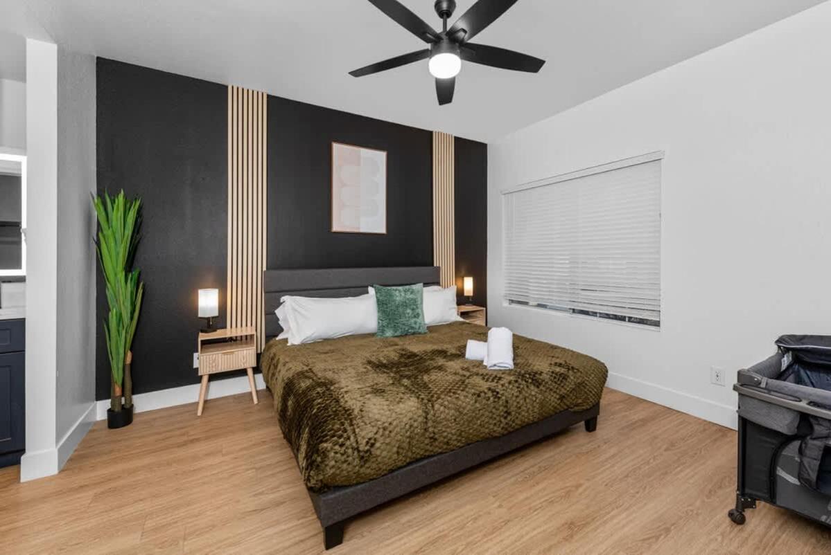 Modern2BR Pickle&Basketball Ct,Pool,BBQ&Pet Frndly - B&B Scottsdale