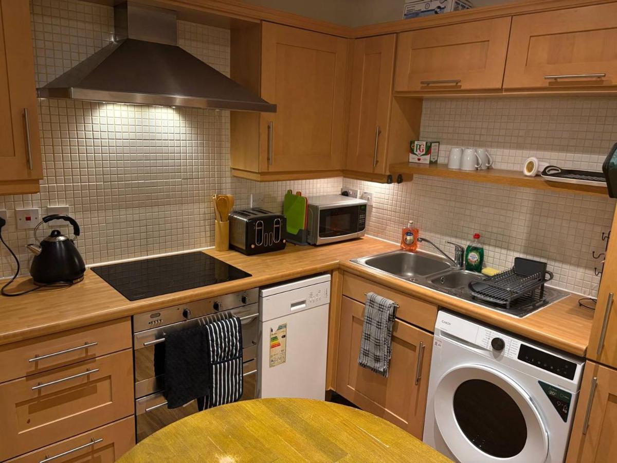 Entire 2 Bed - 6 Guest Apartment Close to Wembley with Free Parking & Fast Access to Central London - Chambres d'hôtes Harrow