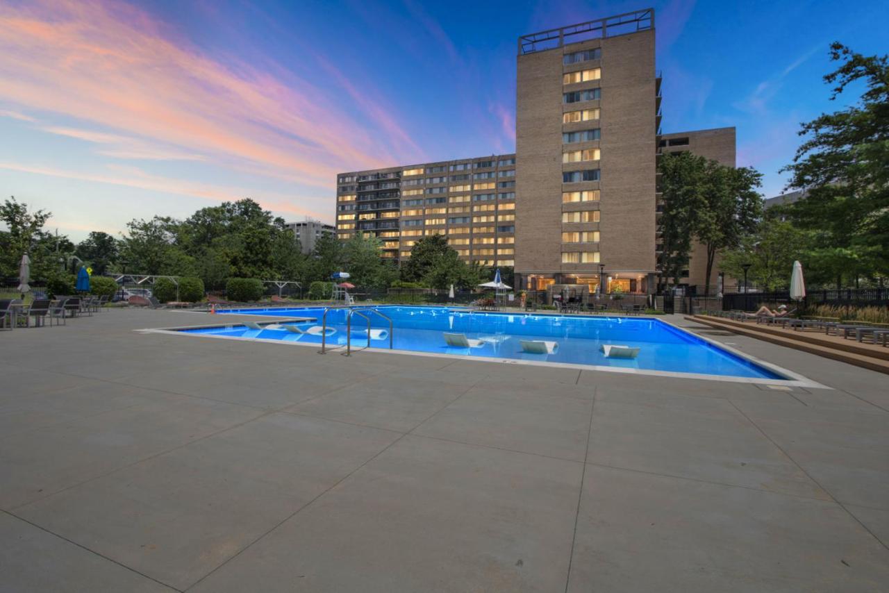 Large 2 Bedroom-2 bath Suite with Balcony - B&B Arlington