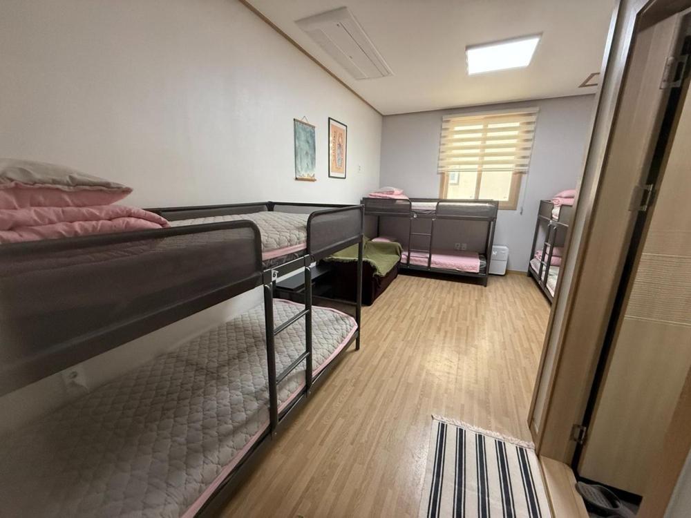 Einzelbett im Männerschlafsaal