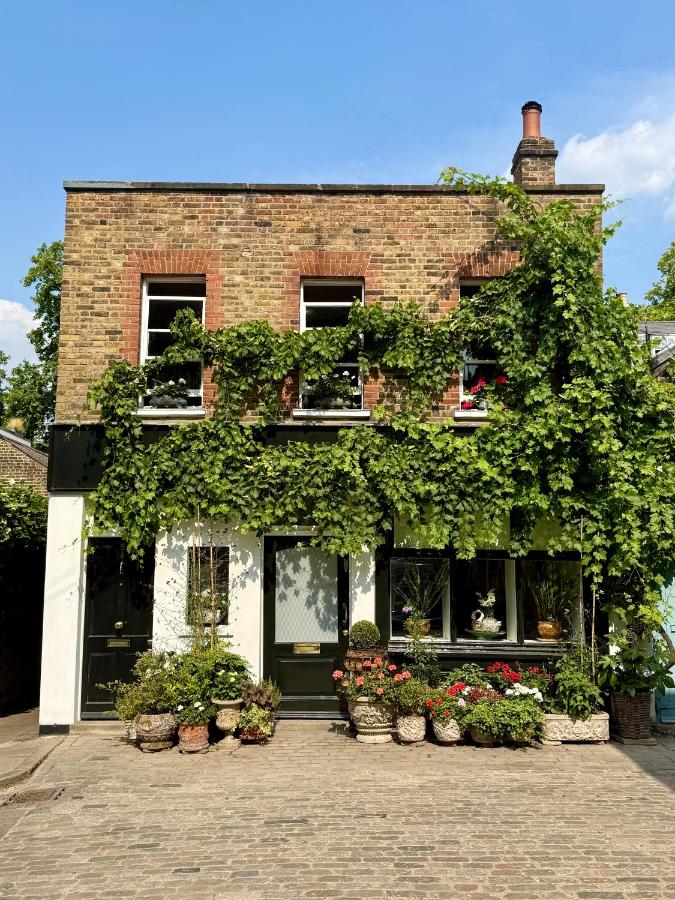 Refurbished flat in stunning coach house - B&B Londra