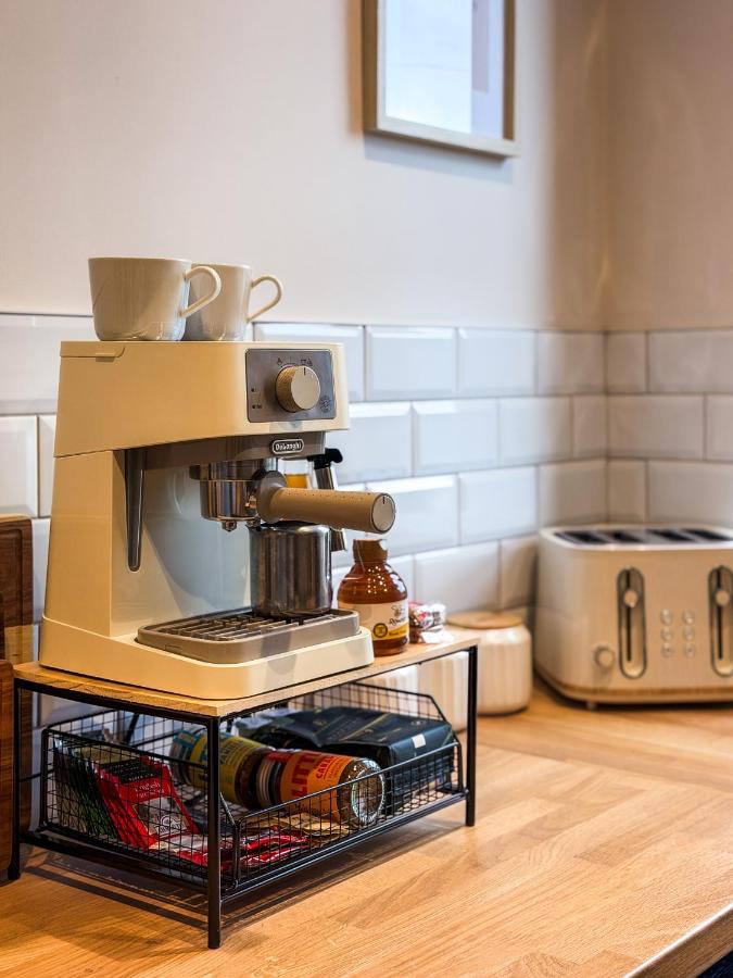 Chapter 9, Modern Haworth Townhouse, 1-Minute Walk to Main Street - Chambres d'hôtes Haworth