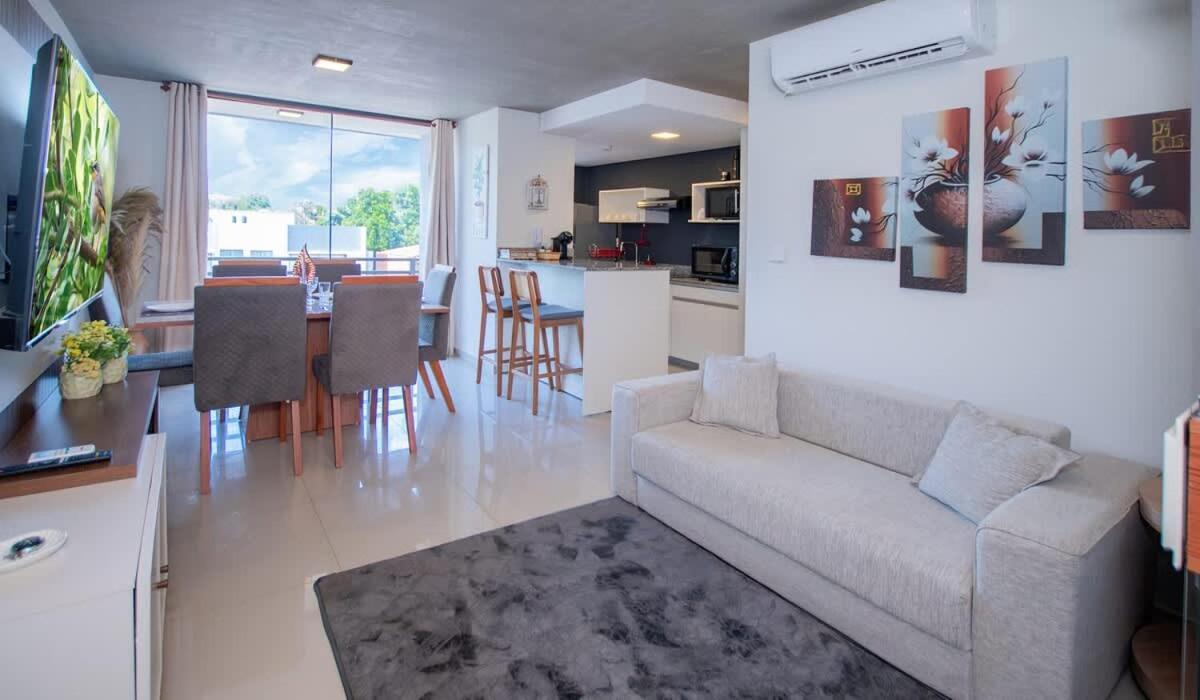 Spacious Oasis with Balcony Kitchen Near Malls - Bed and Breakfast Luque