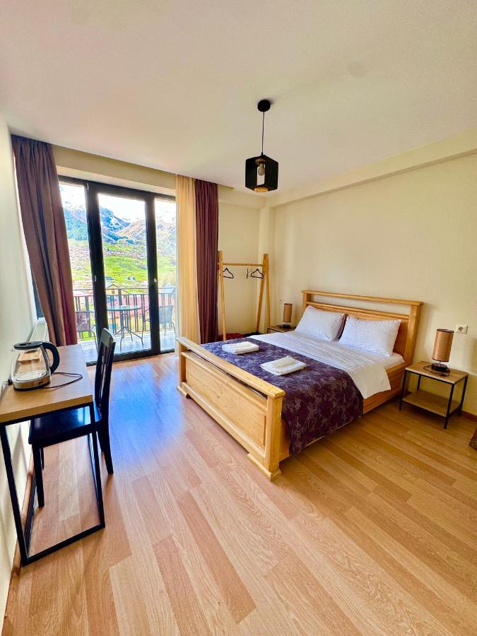 Habitación Estándar con cama extragrande, balcón y vistas a la montaña
