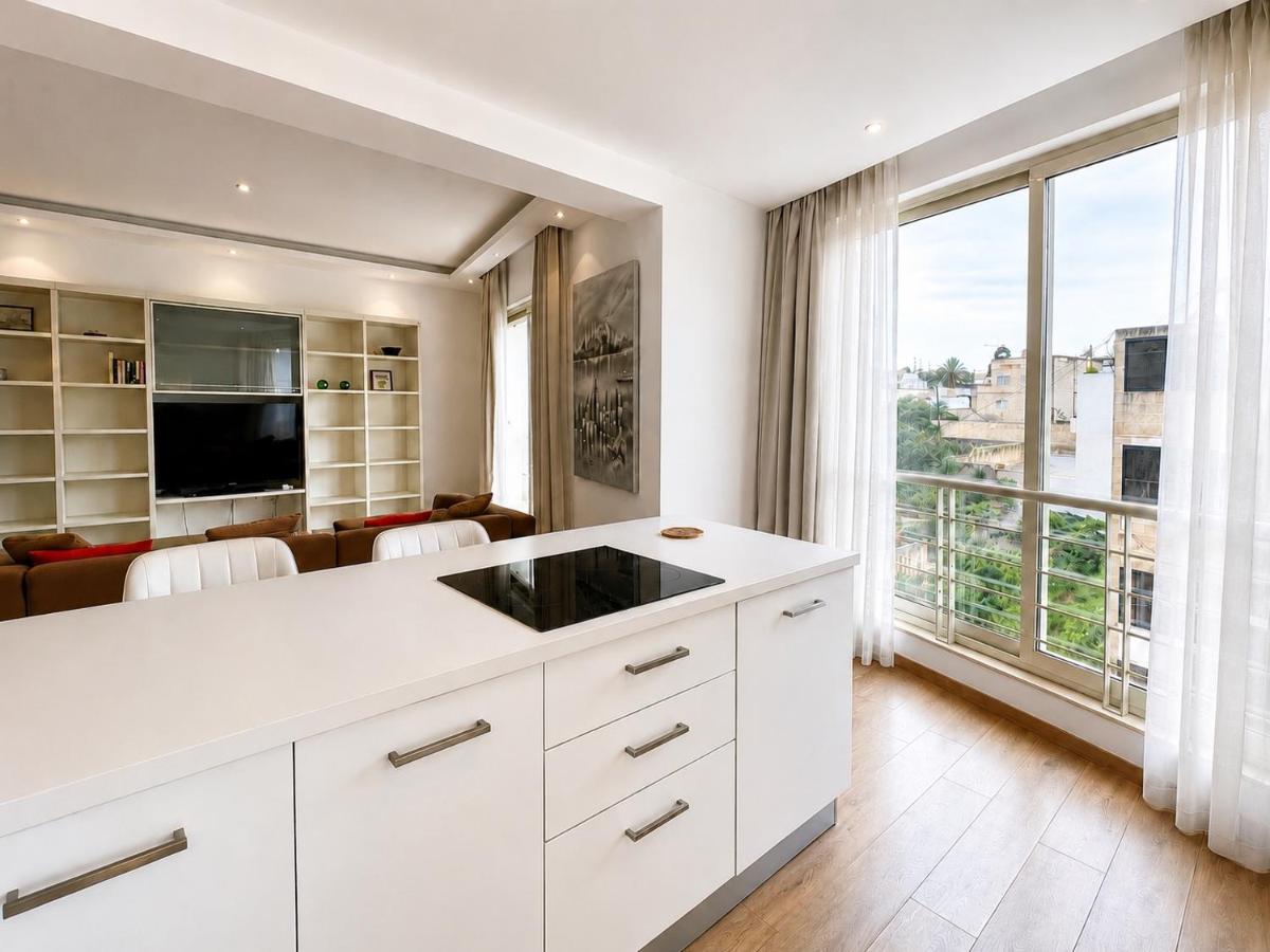 Swieqi Family 3BR Spacious and Bright Apartment I Cot & HighChair - Chambres d'hôtes Swieqi