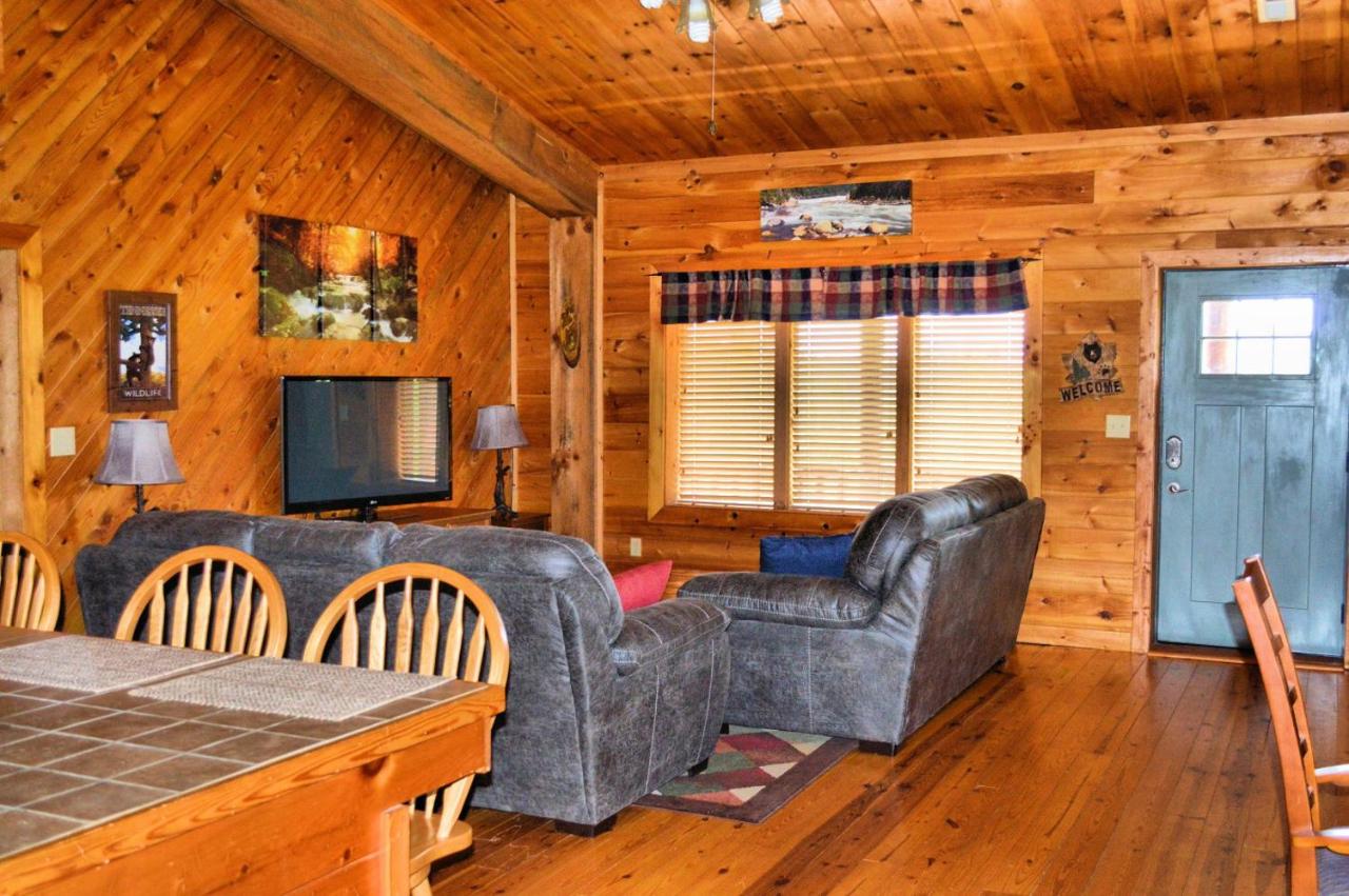 2BR/1BA Cabin | Hot Tub | Ocoee River Area | Wifi - Chambres d'hôtes Copperhill
