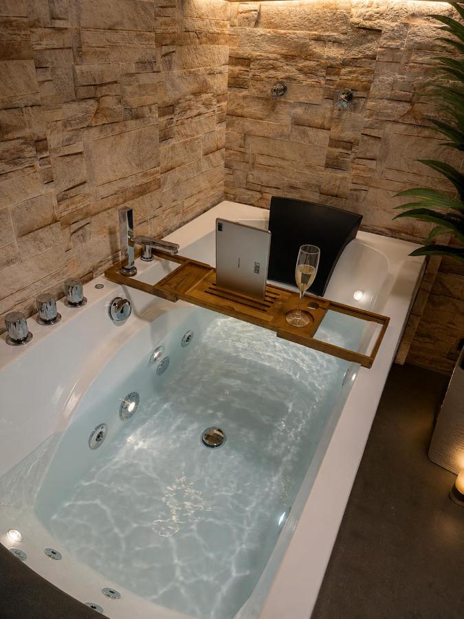 VIP Wellness Oase mit 3Zi Sauna Whirlpool und vielem mehr - Chambres d'hôtes Backnang