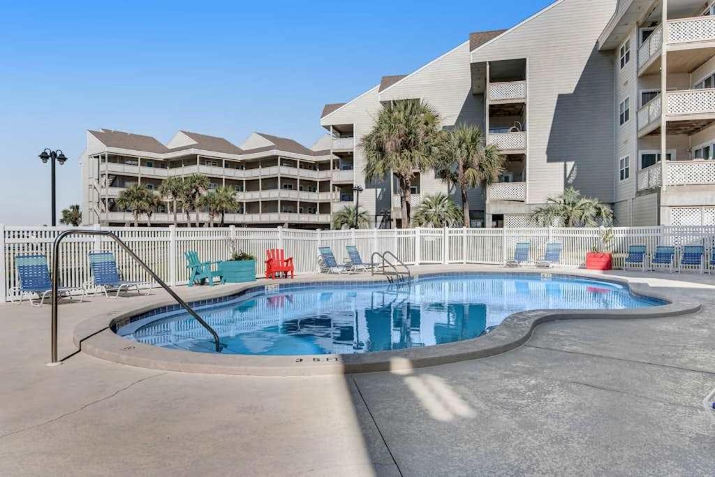 Stunning coastal retreat featuring roomy interiors and quick beach access - Chambres d'hôtes Pensacola Beach