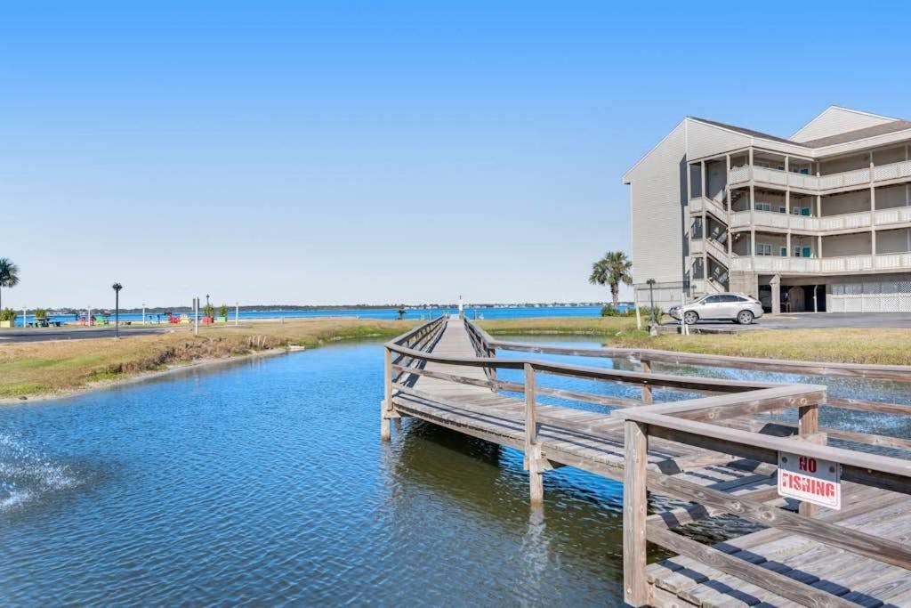 Stunning coastal retreat featuring roomy interiors and quick beach access - Chambres d'hôtes Pensacola Beach