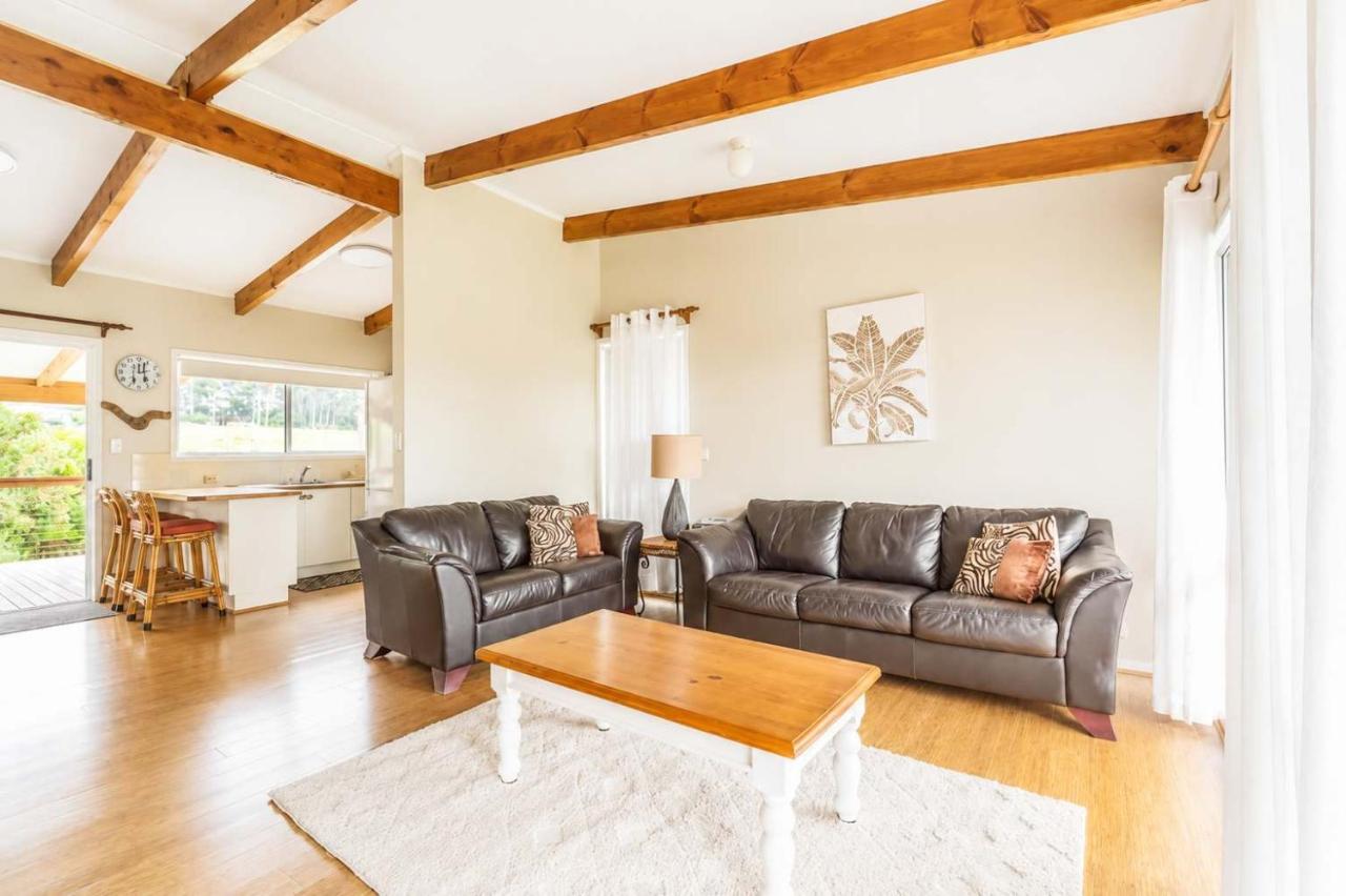 Summer Beach House - seconds to beach & cafe - Bed and Breakfast Kioloa