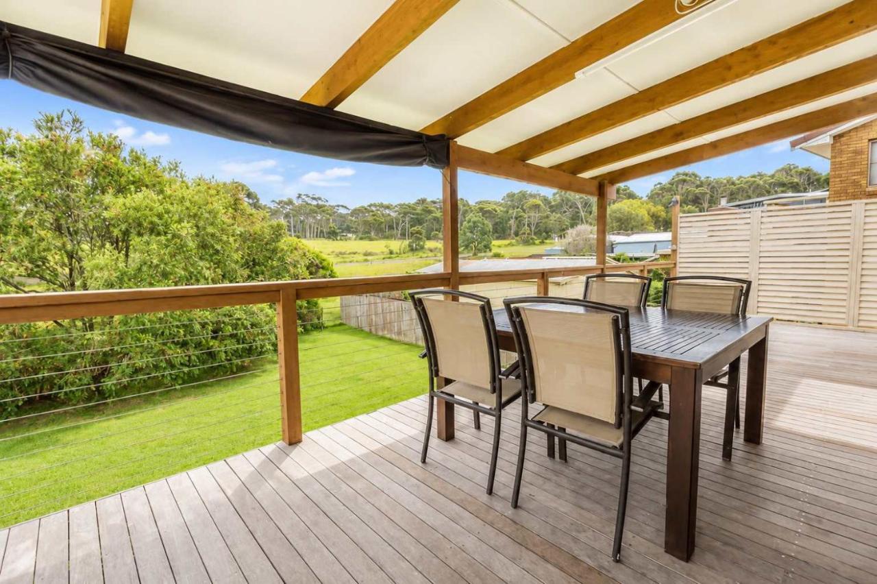 Summer Beach House - seconds to beach & cafe - Bed and Breakfast Kioloa