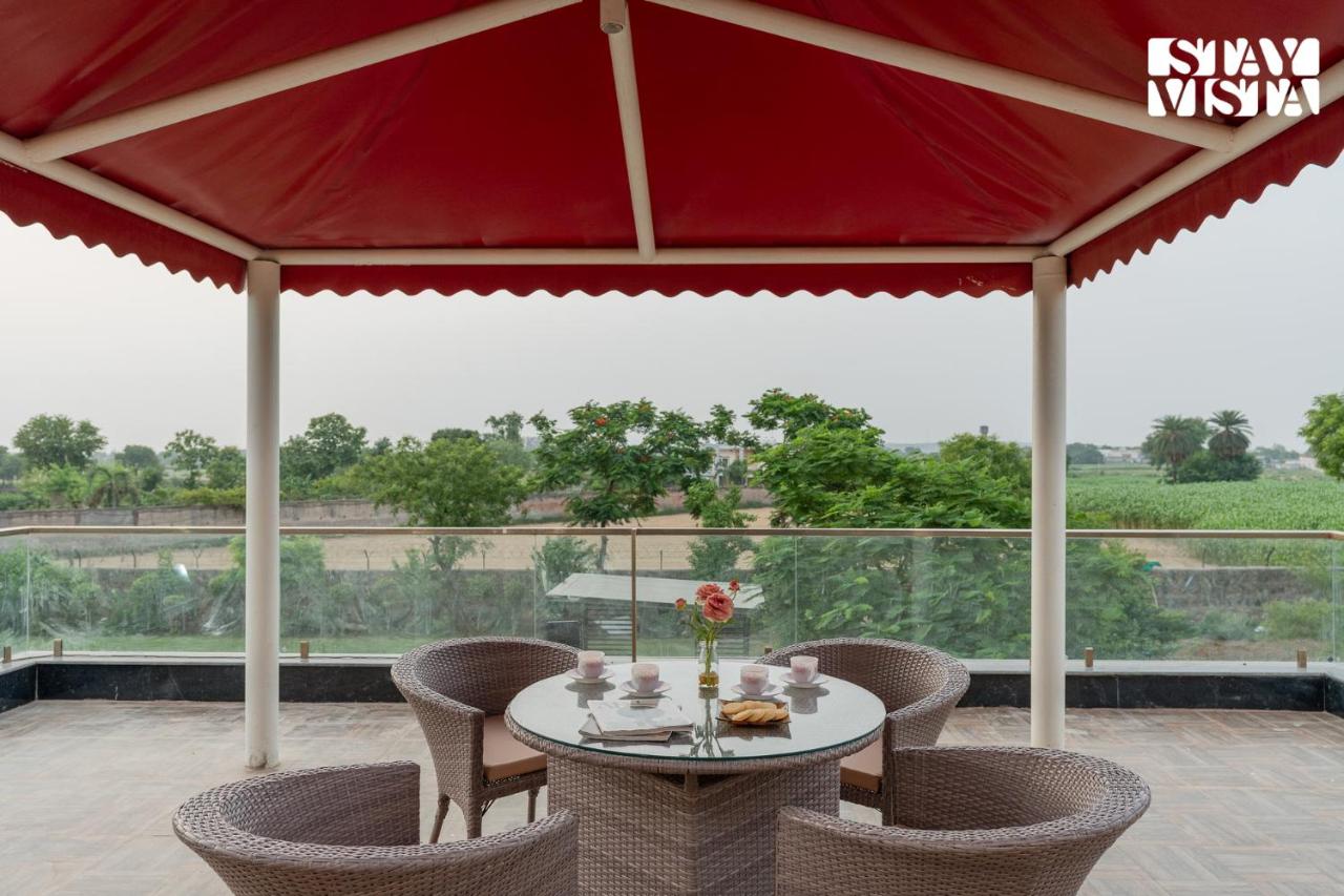 StayVista at Sunrise Manor With Pool Jacuzzi And Kids Retreat Near Westin Sohna - Chambres d'hôtes Sohna