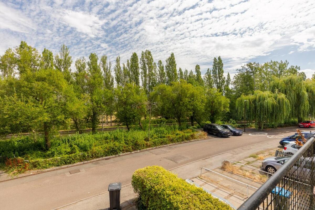 Waterside House I Close to City Centre I Sleeps 6 I Driveway Parking I Smart TVs in Bedrooms I Fast Wifi I Work Desk I Self-Check-In I By Yoko Property - Chambres d'hôtes Milton Keynes