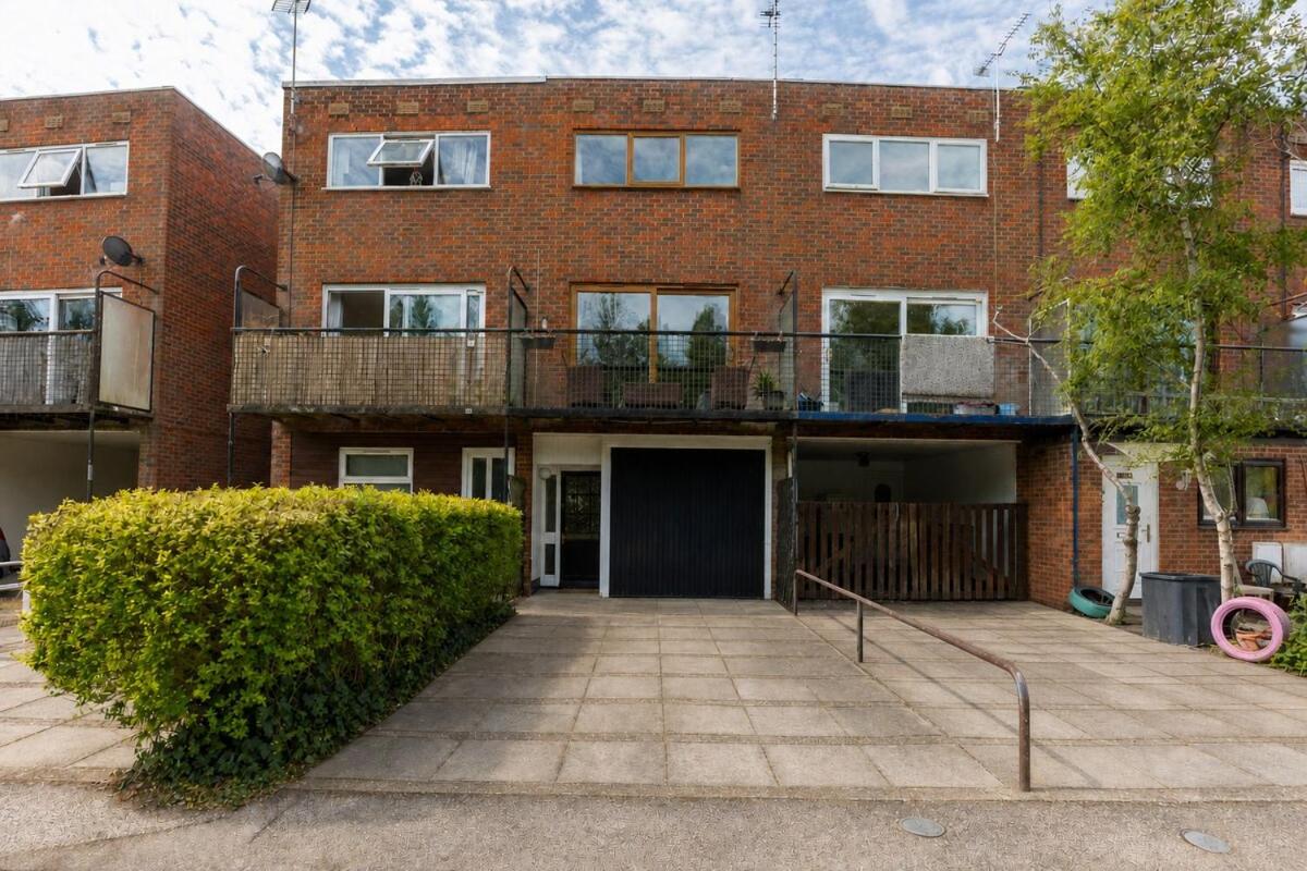 Waterside House I Close to City Centre I Sleeps 6 I Driveway Parking I Smart TVs in Bedrooms I Fast Wifi I Work Desk I Self-Check-In I By Yoko Property - Chambres d'hôtes Milton Keynes