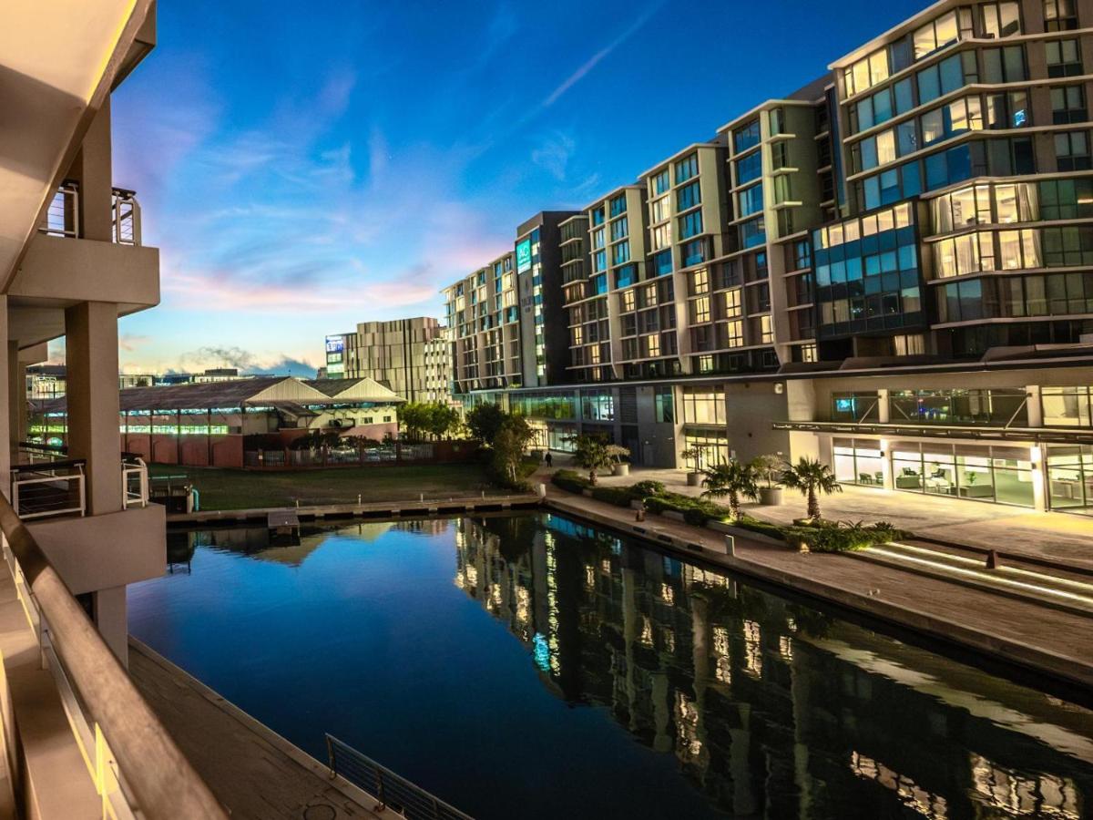 Luxury Waterfront Studio with Canal Views
