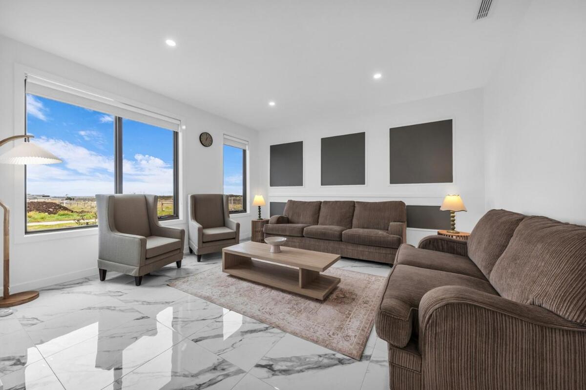 Modern Sunbury Home Mins to Rupertswood - Chambres d'hôtes Cinnabar
